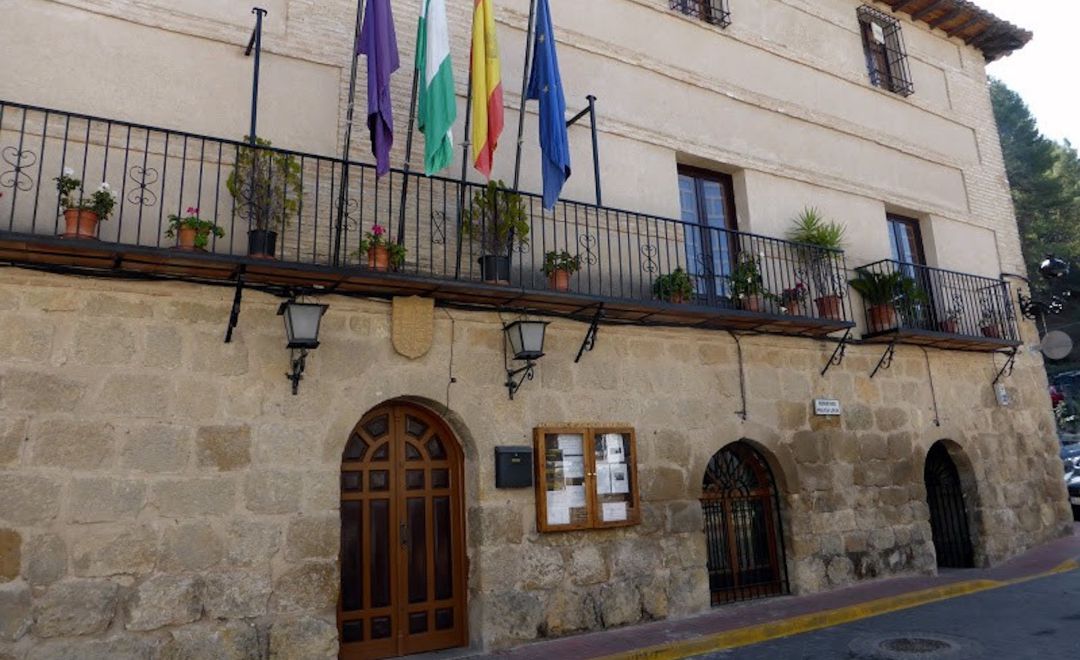Fachada principal del Ayuntamiento de La Iruela. Fachada principal del Ayuntamiento de La Iruela.