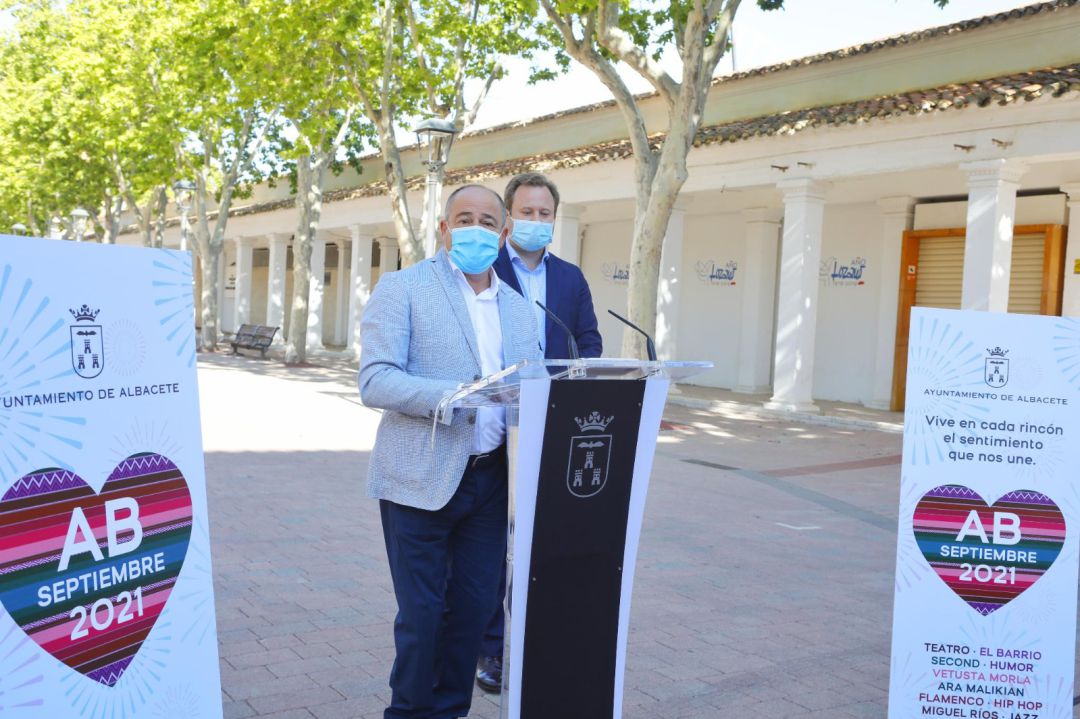El alcalde de Albacete, Emilio Sáez, y el vicealcalde y concejal de feria, Vicente Casañ El alcalde de Albacete, Emilio Sáez, y el vicealcalde y concejal de feria, Vicente Casañ