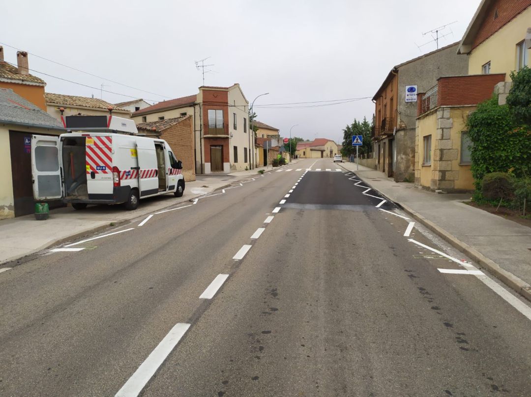 Las nuevas marcas viales de la travesía de Nava de Roa Las nuevas marcas viales de la travesía de Nava de Roa