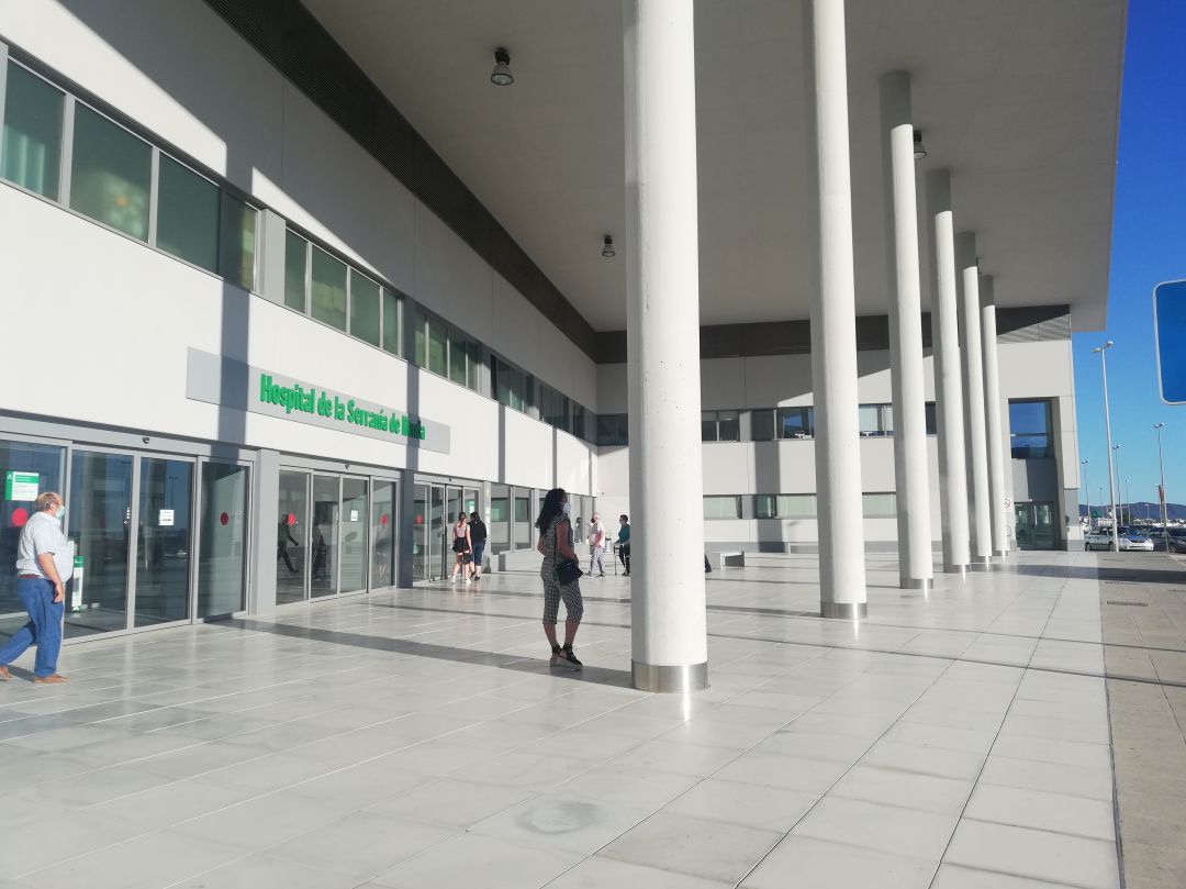 Imagen de la puerta de acceso principal del Hospital de la Serranía este viernes Imagen de la puerta de acceso principal del Hospital de la Serranía este viernes