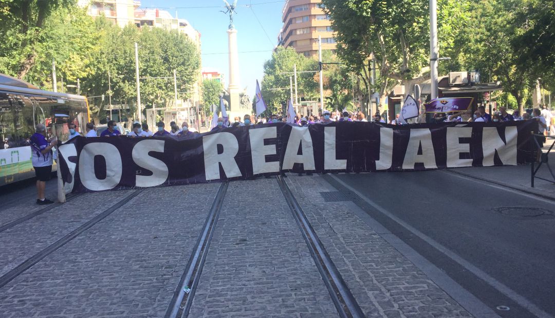 Manifestación del pasado domingo, 29 de agosto, enla que los aficionados reclamaban la salvación del Real Jaén. Manifestación del pasado domingo, 29 de agosto, enla que los aficionados reclamaban la salvación del Real Jaén.