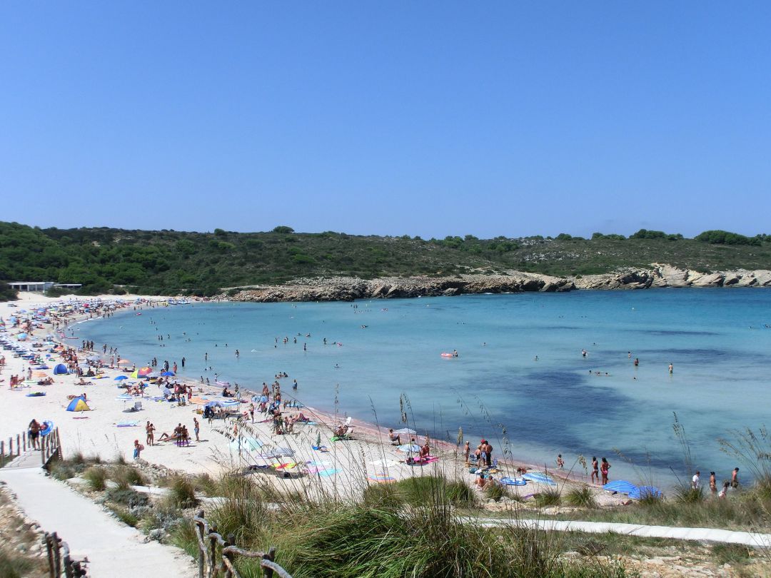 La forta calor ha impulsat a molta gent a anar a la platja aquest estiu per refrescar-se. La forta calor ha impulsat a molta gent a anar a la platja aquest estiu per refrescar-se.