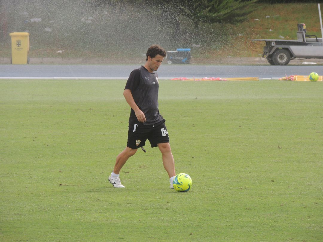 Rubi con la pelota en el entrenamiento rojiblanco. Rubi con la pelota en el entrenamiento rojiblanco.