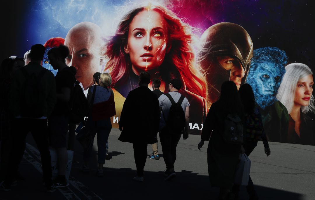 Un joven se inyecta mercurio para convertirse en XMen. Un joven se inyecta mercurio para convertirse en XMen.