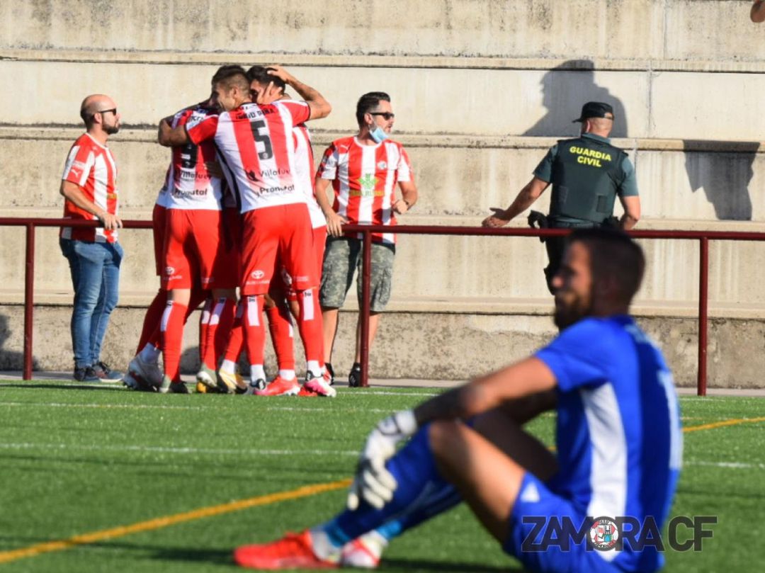 Los rojiblancos celebran el primer gol del Zamora CF en la 1º RFEF conseguido por el capitán Carlos Ramos Los rojiblancos celebran el primer gol del Zamora CF en la 1º RFEF conseguido por el capitán Carlos Ramos
