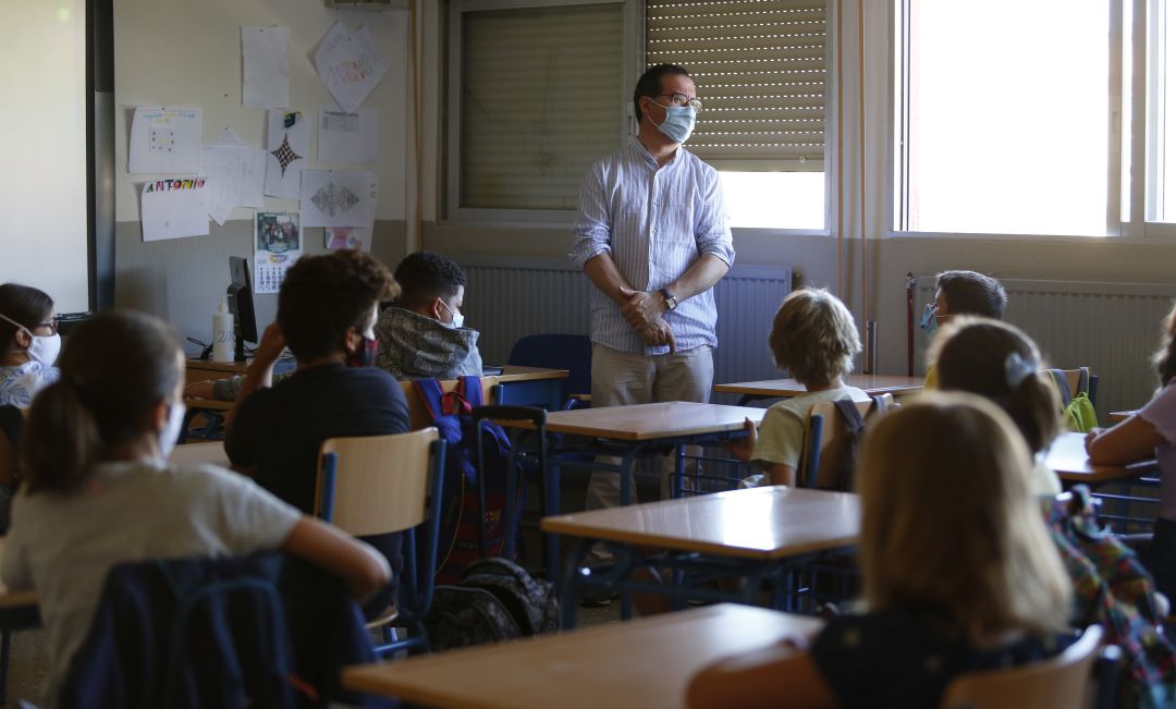 Un aula con escolares y un profesor. Un aula con escolares y un profesor.