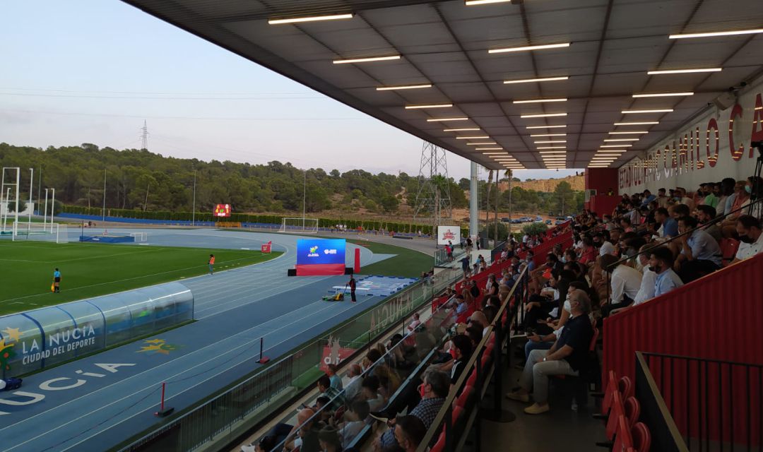 Público en las gradas del Estadi Olímpic Camilo Cano de La Nucía Público en las gradas del Estadi Olímpic Camilo Cano de La Nucía