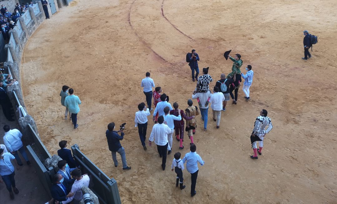 Pablo Aguado y Andrés Roca Rey a hombros a su salida de la plaza de toros Pablo Aguado y Andrés Roca Rey a hombros a su salida de la plaza de toros