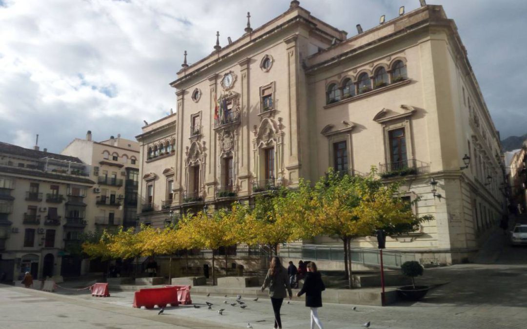 Fachada principal del Ayuntamiento de Jaén. Fachada principal del Ayuntamiento de Jaén.