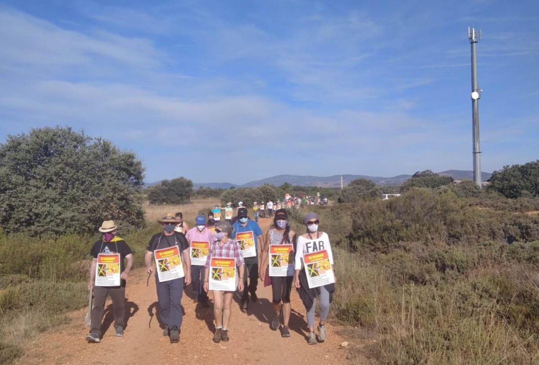Decenas de personas han participado en la marcha contra los parques solares de La Valduerna Decenas de personas han participado en la marcha contra los parques solares de La Valduerna