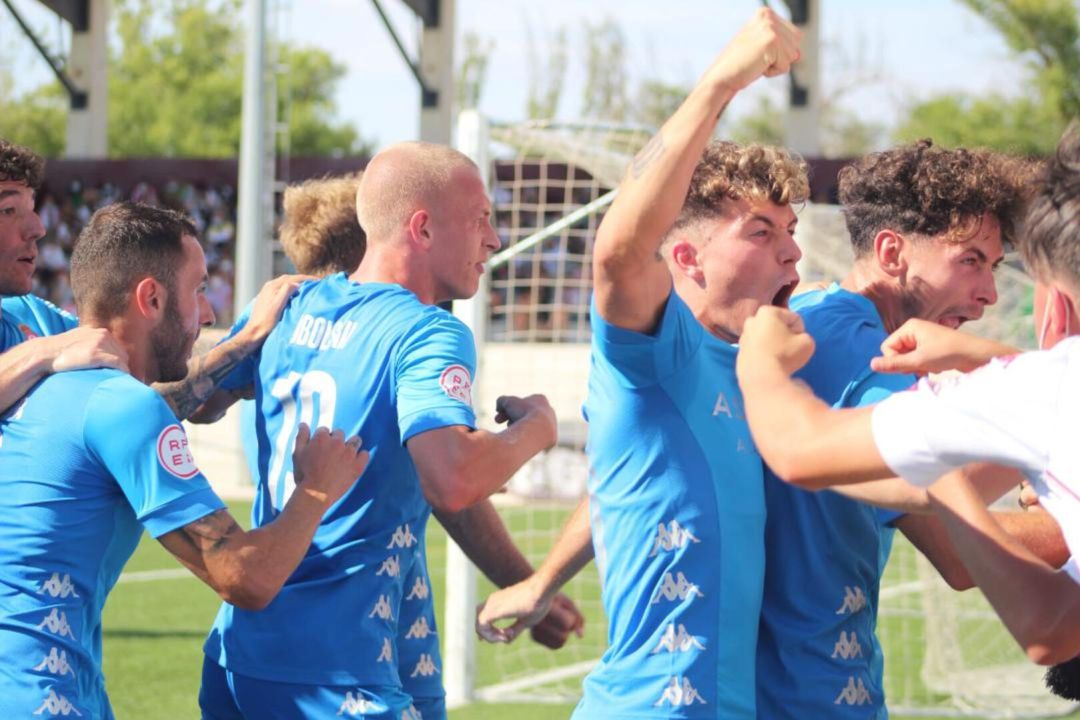 Aarón celebra uno de los goles de la Cultural en Salamanca Aarón celebra uno de los goles de la Cultural en Salamanca