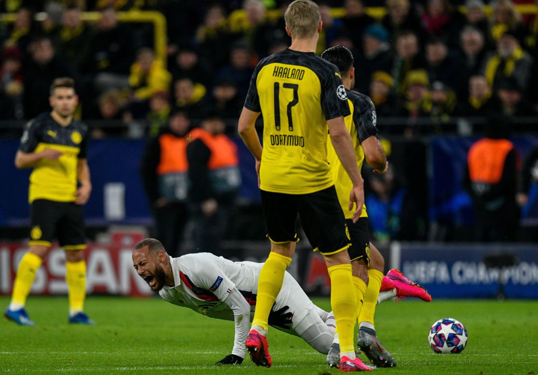 Haaland y Neymar pelean un balón durante un partido de Champions en 2020 Haaland y Neymar pelean un balón durante un partido de Champions en 2020