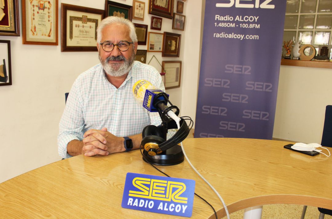 Ignacio Trelis en el estudio central de Radio Alcoy Ignacio Trelis en el estudio central de Radio Alcoy