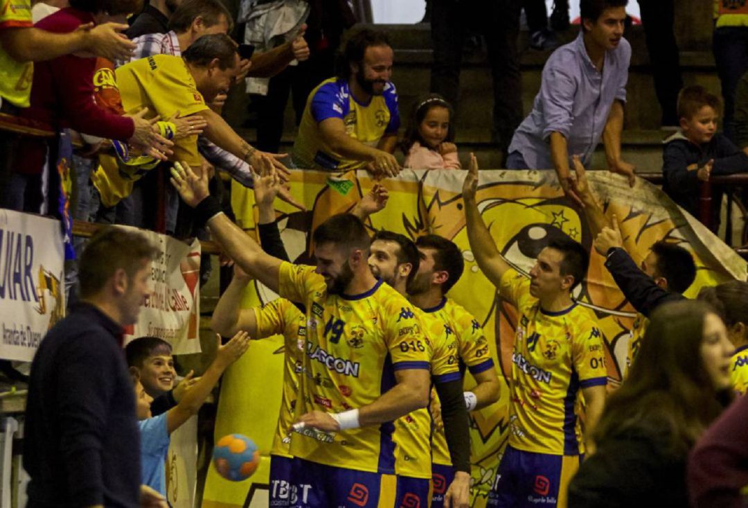 La afición y el equipo del Villa de Aranda forman un binómio inseparable. La afición y el equipo del Villa de Aranda forman un binómio inseparable.