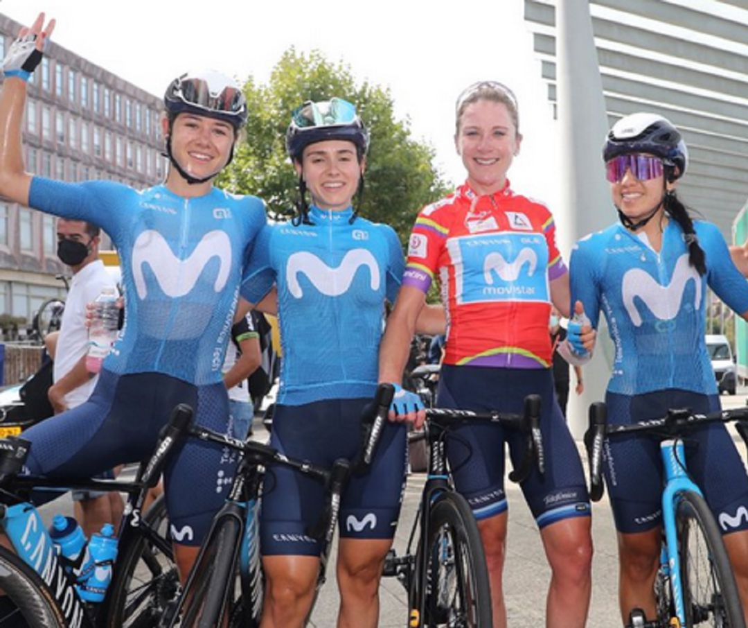 La arandina Sara Martín (i) junto a sus compañeras y la ganadora de la prueba, la holandesa Annemiek Van Vleuten -de rojo-. La arandina Sara Martín (i) junto a sus compañeras y la ganadora de la prueba, la holandesa Annemiek Van Vleuten -de rojo-.