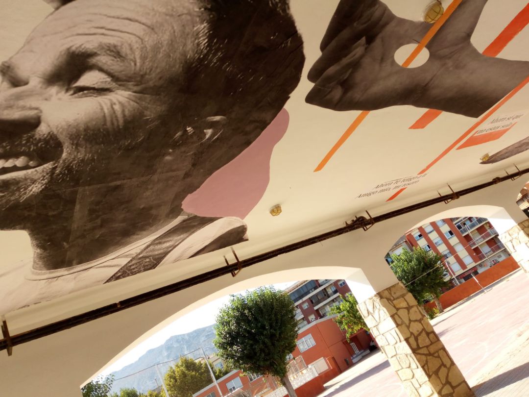 Mural artístico en el techo del porche del colegio Cervantes. Mural artístico en el techo del porche del colegio Cervantes.