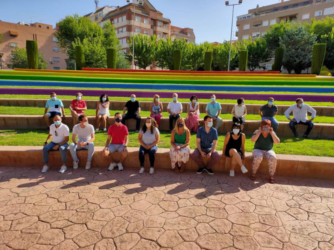 Imagen de archivo de la Corporación municipal ante las escaleras de la bandera arcoiris en El Campet de Petrer Imagen de archivo de la Corporación municipal ante las escaleras de la bandera arcoiris en El Campet de Petrer