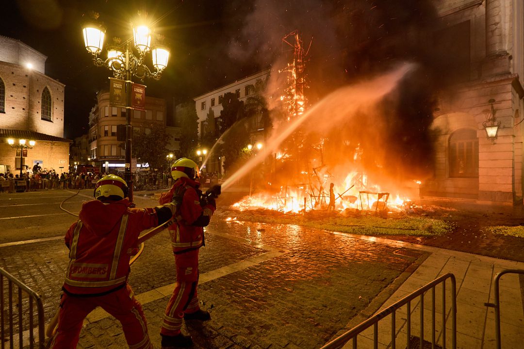 Cremà de la falla del Mercat en Gandia Cremà de la falla del Mercat en Gandia