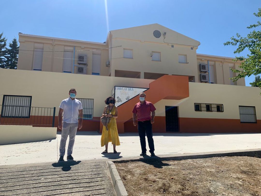 El alcalde de Monachil (de blanco) visita, junto a otros responsables municipales, las obras de mejora ejecuitadas en el colegio de la localidad granadina El alcalde de Monachil (de blanco) visita, junto a otros responsables municipales, las obras de mejora ejecuitadas en el colegio de la localidad granadina