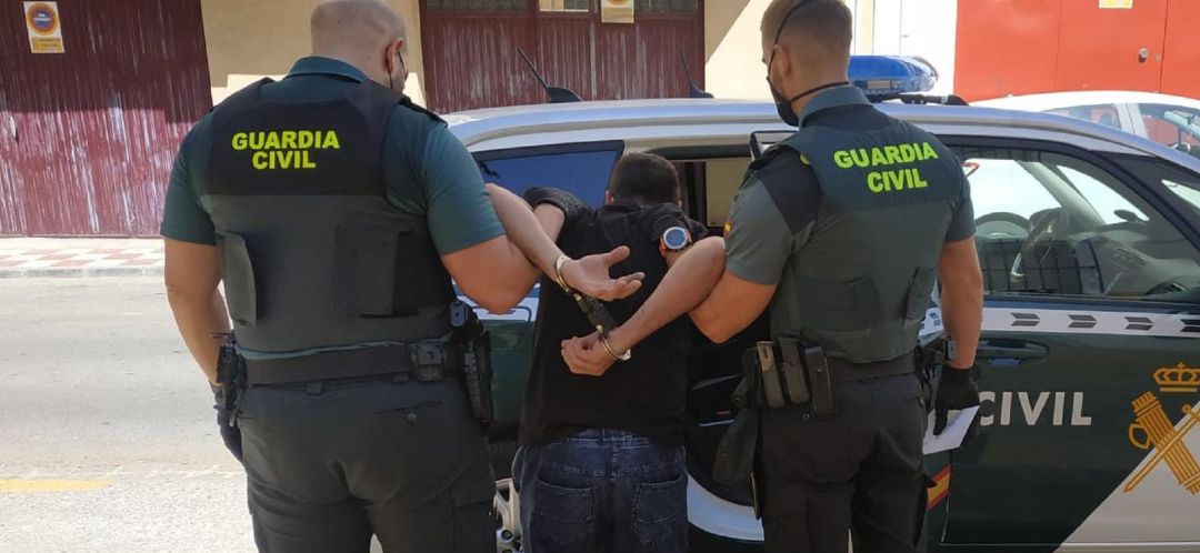 La Guardia Civil detiene a un hombre que contaba con 5 requisitorias. La Guardia Civil detiene a un hombre que contaba con 5 requisitorias.