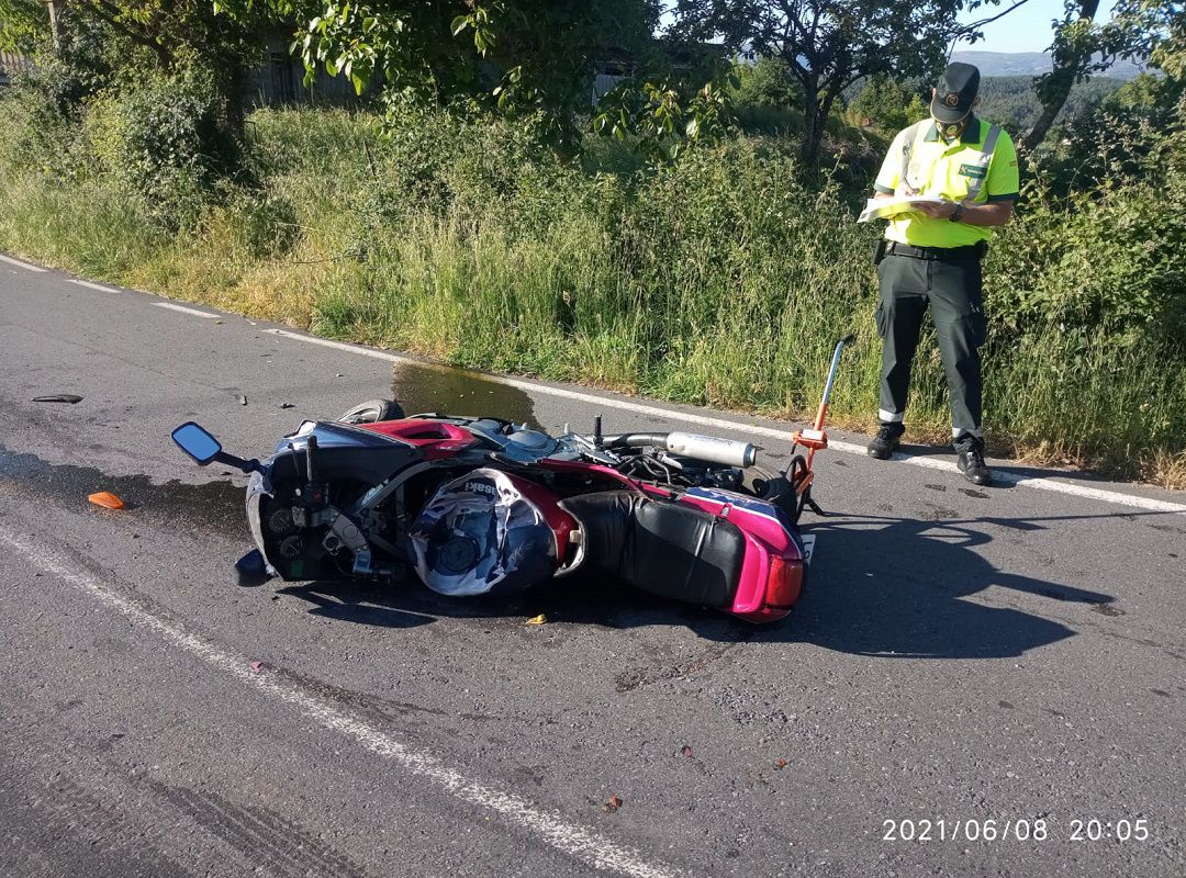 Foto de archivo de un accidente de moto Foto de archivo de un accidente de moto
