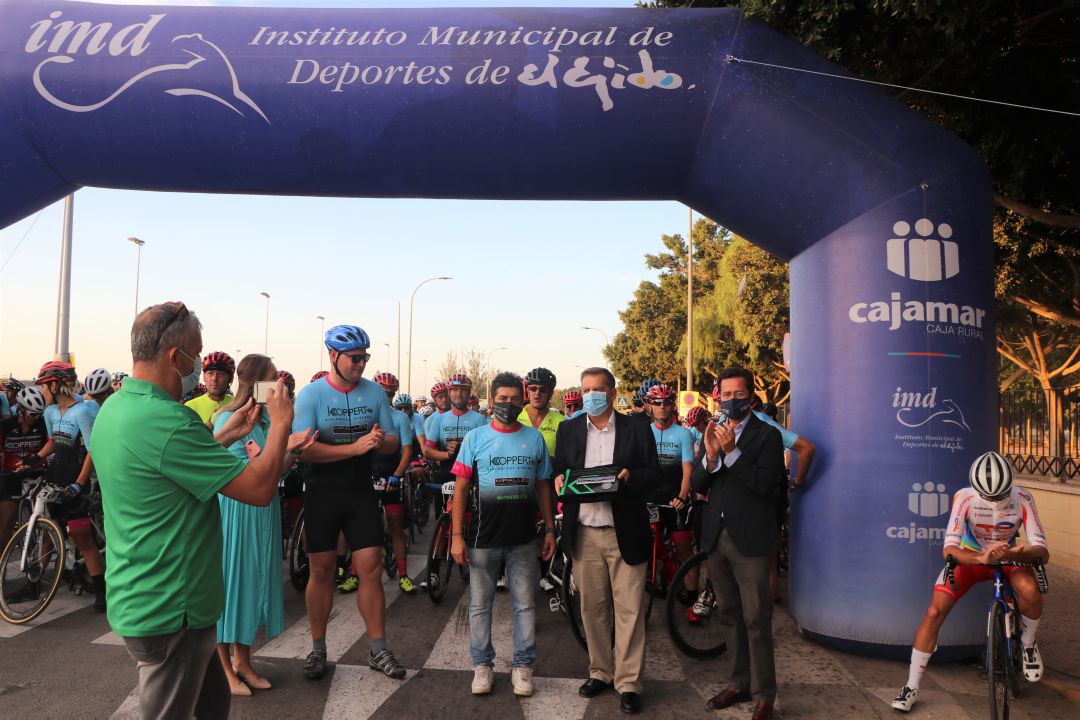 El alcalde de El Ejido dio la salida a la carrera. El alcalde de El Ejido dio la salida a la carrera.