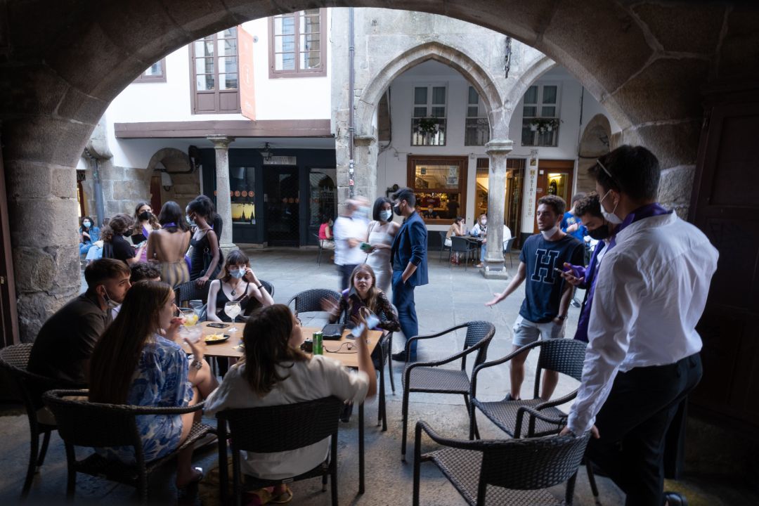 Varias personas en bares en Galicia. Varias personas en bares en Galicia.