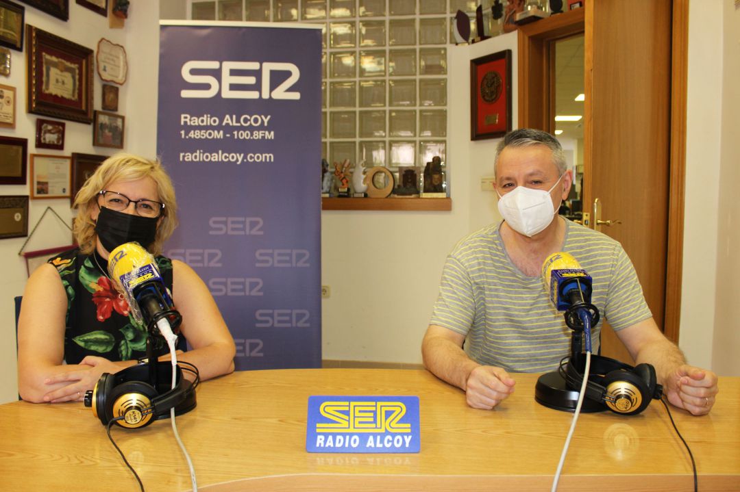 Paqui Javaloyes y Paco Seguí, en el estudio central de Radio Alcoy Paqui Javaloyes y Paco Seguí, en el estudio central de Radio Alcoy