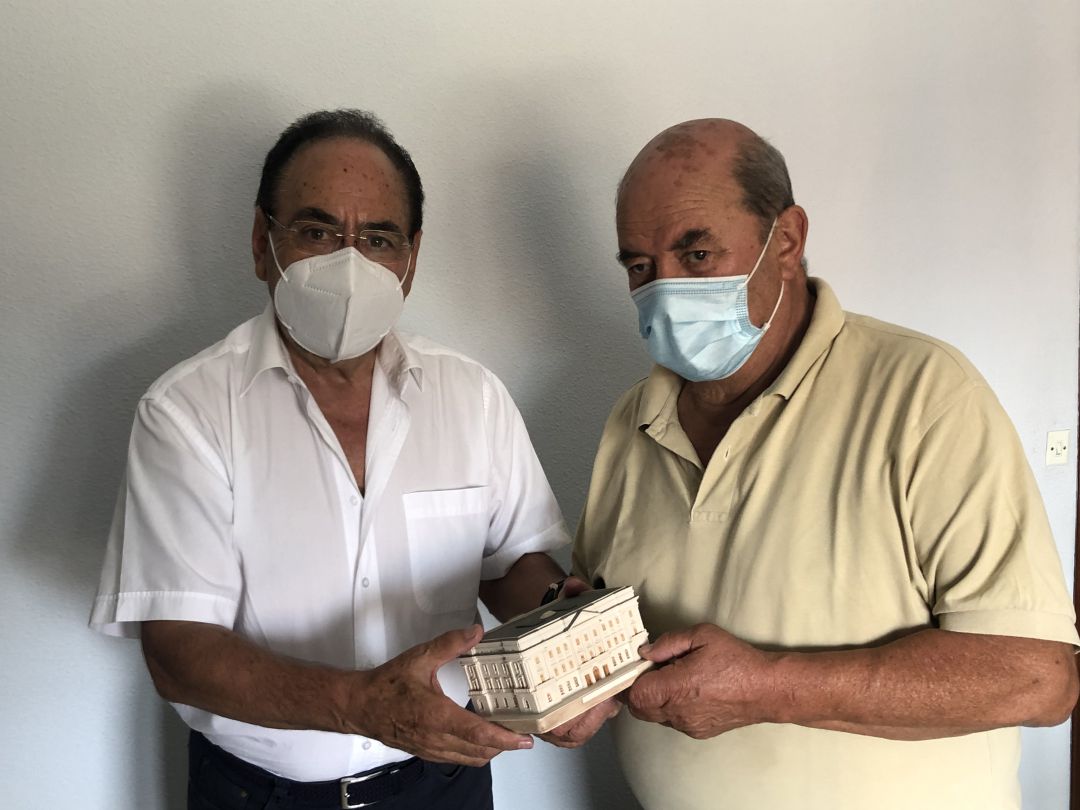 Juan José Gutiérrez (dcha) recibe de manos de Ángel Guerra este trofeo Juan José Gutiérrez (dcha) recibe de manos de Ángel Guerra este trofeo