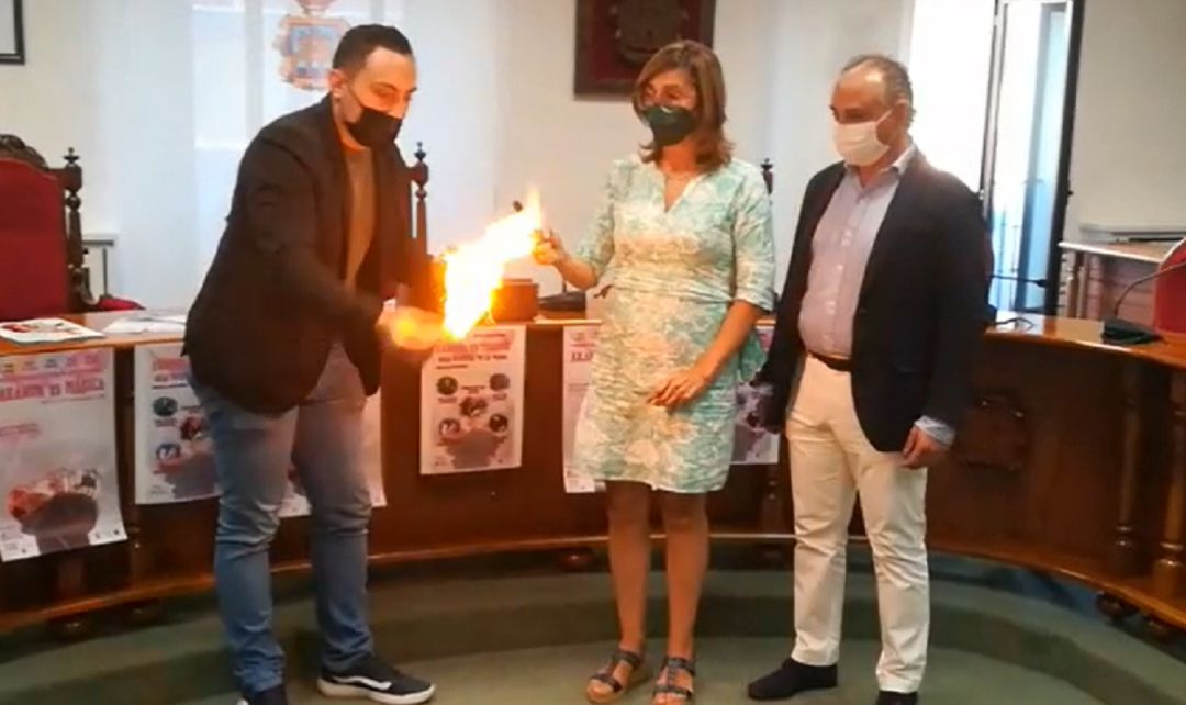 Héctor Sansegundo realiza un truco de magia en presencia de la alcaldesa y el concejal de festejos Héctor Sansegundo realiza un truco de magia en presencia de la alcaldesa y el concejal de festejos