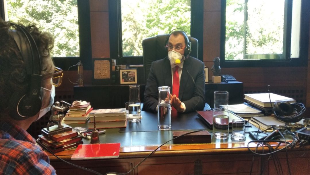 Barbón ha conversado con Radio Asturias ante su mesa de trabajo en el despacho "Pedro de Silva" de la sede de la Presidencia del Principado. Barbón ha conversado con Radio Asturias ante su mesa de trabajo en el despacho "Pedro de Silva" de la sede de la Presidencia del Principado.