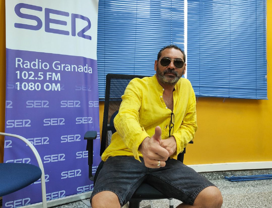 Pepe Luis Carmona 'Habichuela', tras la entrevista, en los estudios de Radio Granada Pepe Luis Carmona 'Habichuela', tras la entrevista, en los estudios de Radio Granada