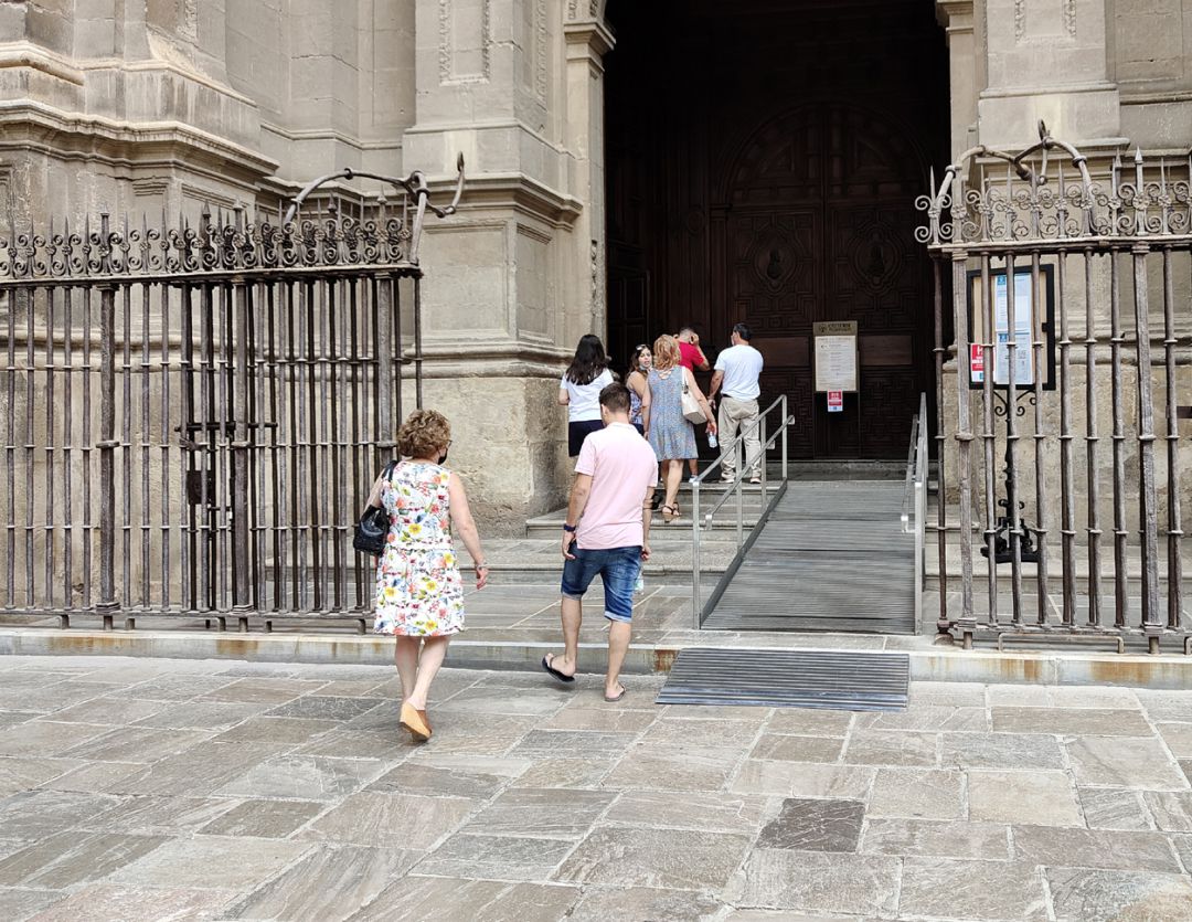Turistas entrando a la Catedral de Granada este mes de septiembre de 2021 Turistas entrando a la Catedral de Granada este mes de septiembre de 2021