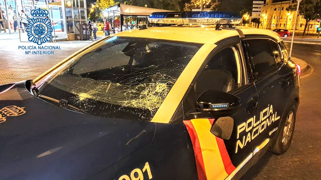 Estado del vehículo policial tras los altercados Estado del vehículo policial tras los altercados