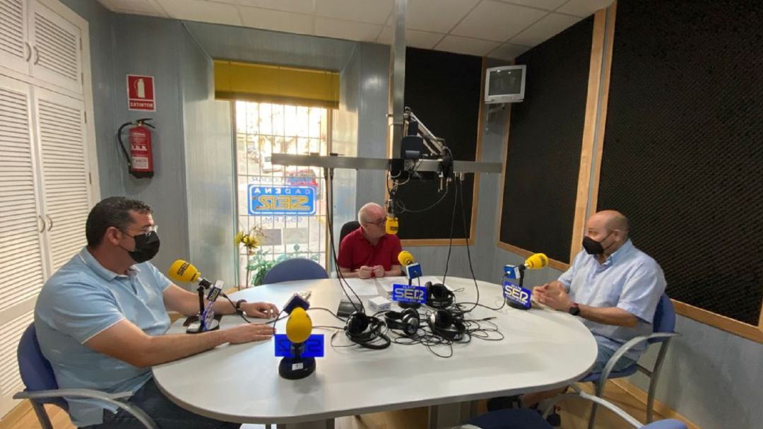 Momento de la entrevista con el párroco de la Asunción, Juan Gerrero, a la izquierda, y el Hermano Mayor, Juan Lorite, a la derecha Momento de la entrevista con el párroco de la Asunción, Juan Gerrero, a la izquierda, y el Hermano Mayor, Juan Lorite, a la derecha