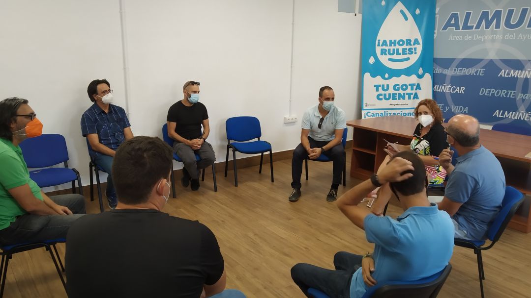 Miembros de la directiva de la Junta Central de Usuarios se reúne con la parlamentaria de IU en Granada, Mari Carmen Pérez Miembros de la directiva de la Junta Central de Usuarios se reúne con la parlamentaria de IU en Granada, Mari Carmen Pérez