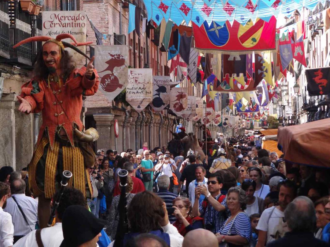 Imagen de archivo del Mercado Cervantino en la calle Mayor de Alcalá de Henares. Imagen de archivo del Mercado Cervantino en la calle Mayor de Alcalá de Henares.