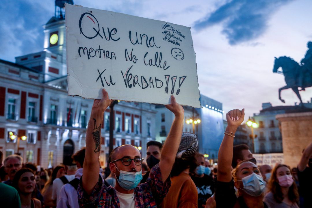 Un manifestante sostiene una pancarta durante una concentración en la Puerta del Sol contra las agresiones a las personas LGTBI. Un manifestante sostiene una pancarta durante una concentración en la Puerta del Sol contra las agresiones a las personas LGTBI.