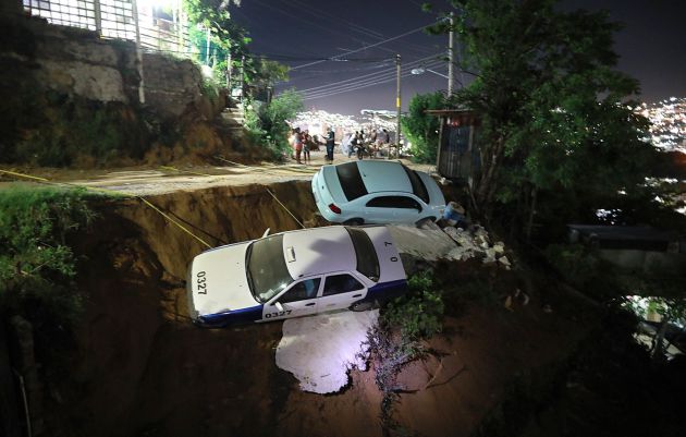 Dos coches a punto de caer a un barranco por el suelo reblandecido, debido al sismo de 7.1, en el balneario de Acapulco. Dos coches a punto de caer a un barranco por el suelo reblandecido, debido al sismo de 7.1, en el balneario de Acapulco.