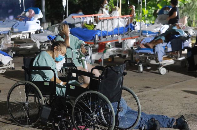 Pacientes de un hospital público desalojados. Pacientes de un hospital público desalojados.