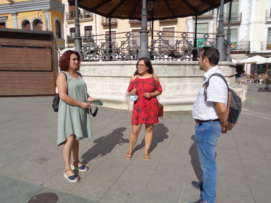 Laura Domínguez (en el centro) con los concejales de Podemos, María Ángeles Pizarro y Andrés Gonzálo Laura Domínguez (en el centro) con los concejales de Podemos, María Ángeles Pizarro y Andrés Gonzálo