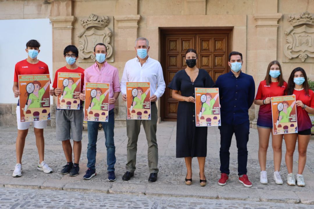Componentes del conjunto rondeño posan junto a representantes municipales Componentes del conjunto rondeño posan junto a representantes municipales