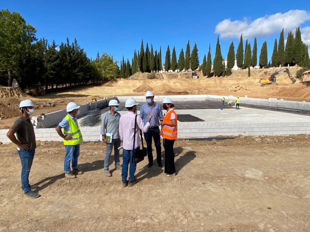La alcaldesa de Ronda, Maripaz Fernández, acompañada por el delegado de Deportes, Carlos Mirasol, ha visitado las obras de la nueva piscina La alcaldesa de Ronda, Maripaz Fernández, acompañada por el delegado de Deportes, Carlos Mirasol, ha visitado las obras de la nueva piscina