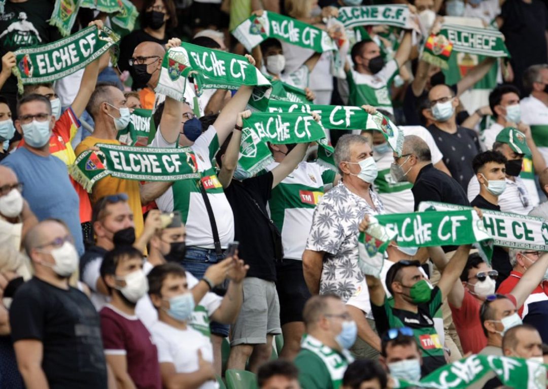 Aficionados del Elche durante un partido en el Martínez Valero Aficionados del Elche durante un partido en el Martínez Valero