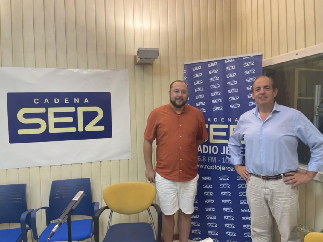 Juan de la María, a la izquierda, durante su visita a Radio Jerez Cadena SER Juan de la María, a la izquierda, durante su visita a Radio Jerez Cadena SER