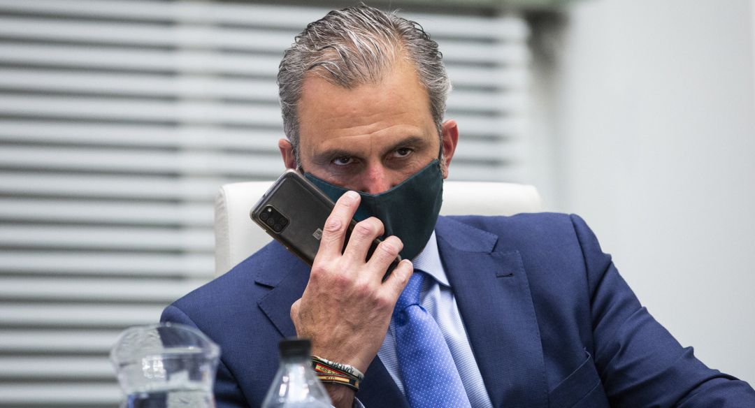 El portavoz de Vox en el Ayuntamiento de Madrid, Javier Ortega Smith, durante una sesión extraordinaria y urgente en el Palacio de Cibeles, sede del Ayuntamiento de Madrid, a 7 de septiembre de 2021, en Madrid (España). El Grupo Mixto, a integrar por los cuatro ediles escindidos de Más Madrid y reunidos en la estrategia Recupera Madrid, se constituye formalmente esta tarde con este Pleno extraordinario por el que se le dará entrada en las comisiones. Tras la decisión judicial adoptada ayer que levantó la suspensión cautelarísima del grupo, el mixto echa a andar este martes con la habilitación para que puedan participar en las comisiones del Ayuntamiento El portavoz de Vox en el Ayuntamiento de Madrid, Javier Ortega Smith, durante una sesión extraordinaria y urgente en el Palacio de Cibeles, sede del Ayuntamiento de Madrid, a 7 de septiembre de 2021, en Madrid (España). El Grupo Mixto, a integrar por los cuatro ediles escindidos de Más Madrid y reunidos en la estrategia Recupera Madrid, se constituye formalmente esta tarde con este Pleno extraordinario por el que se le dará entrada en las comisiones. Tras la decisión judicial adoptada ayer que levantó la suspensión cautelarísima del grupo, el mixto echa a andar este martes con la habilitación para que puedan participar en las comisiones del Ayuntamiento
