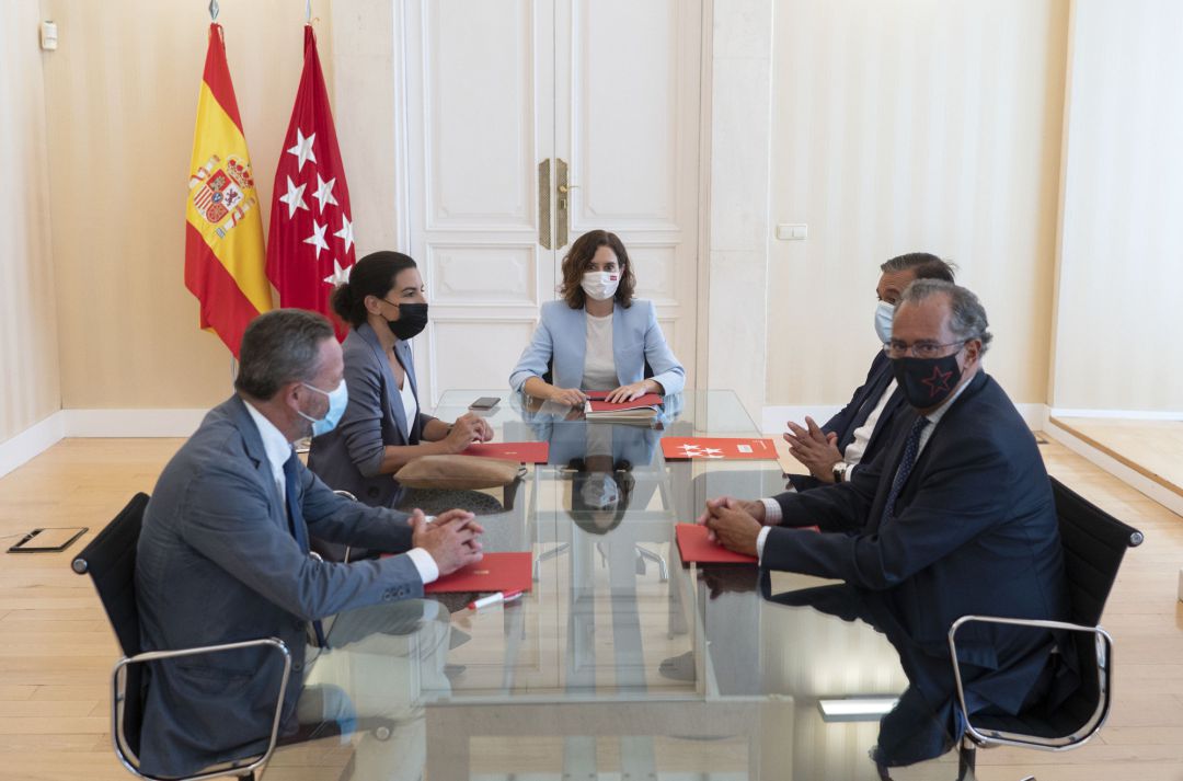 La portavoz de Vox en la Asamblea, Rocío Monasterio (2i); la presidenta de la Comunidad de Madrid, Isabel Díaz Ayuso (3d);
el consejero de Presidencia, Justicia e Interior de la Comunidad de Madrid, Enrique López (2d), y el consejero de Educación, Ciencia y Universidades de la Comunidad de Madrid, Enrique Ossorio (1d), conversan en la sede del Gobierno regional, a 6 de septiembre de 2021, en Madrid, (España). La presidenta madrileña mantiene este lunes una nueva ronda de reuniones con los portavoces parlamentarios de la oposición coincidiendo con el inicio del curso político. El objetivo es trasladar a la oposición los principales asuntos en los que trabaja el Gobierno regional, además de recabar sus propuestas.
La portavoz de Vox en la Asamblea, Rocío Monasterio (2i); la presidenta de la Comunidad de Madrid, Isabel Díaz Ayuso (3d);
el consejero de Presidencia, Justicia e Interior de la Comunidad de Madrid, Enrique López (2d), y el consejero de Educación, Ciencia y Universidades de la Comunidad de Madrid, Enrique Ossorio (1d), conversan en la sede del Gobierno regional, a 6 de septiembre de 2021, en Madrid, (España). La presidenta madrileña mantiene este lunes una nueva ronda de reuniones con los portavoces parlamentarios de la oposición coincidiendo con el inicio del curso político. El objetivo es trasladar a la oposición los principales asuntos en los que trabaja el Gobierno regional, además de recabar sus propuestas.