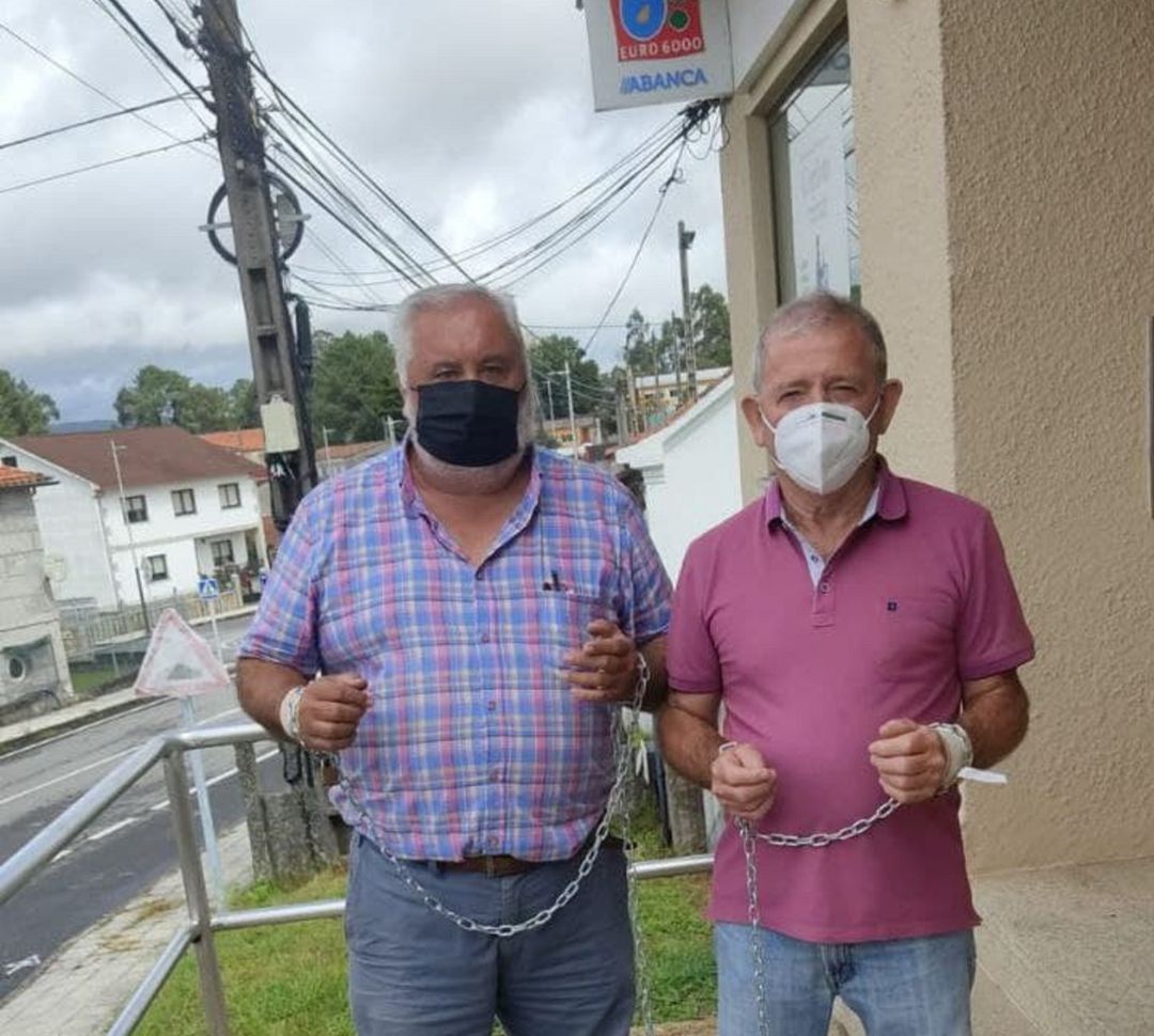 El ex alcalde de Portas sigue encadenado a la sucursal de Abanca El ex alcalde de Portas sigue encadenado a la sucursal de Abanca