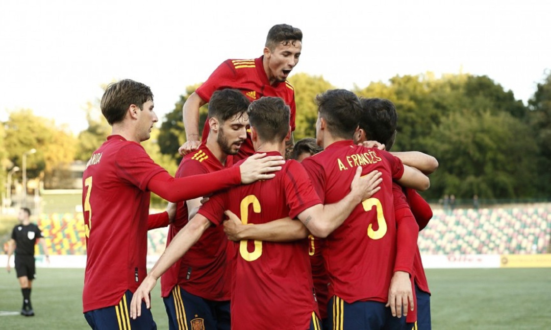 Alejandro Francés es felicitado por sus compañeros, tras marcar en Vilna a Lituania Alejandro Francés es felicitado por sus compañeros, tras marcar en Vilna a Lituania