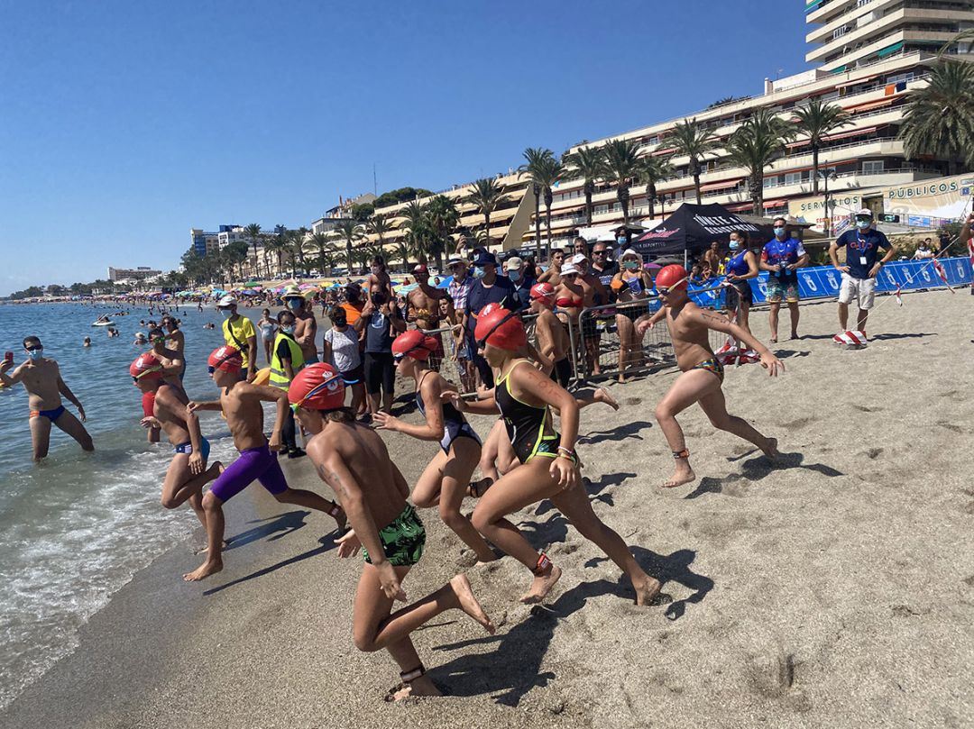 Los nadadores se lanzan al mar para disfrutar de la travesía roquetera. Los nadadores se lanzan al mar para disfrutar de la travesía roquetera.